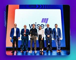 Equipo de Wise CX recibiendo el Premio Economía del Conocimiento 2025 en los Premios Córdoba en el Mundo.